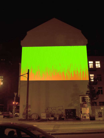 Fotografie der Großprojektion "Bunter Abend" von Wolfgang Aichner und Thomas Huber an einer Gebäudefassade in der Müllerstr. 10 bei Nacht. In der Projektion fließen vom oberen Rand des Projektionsausschnittes zwei Töne zähflüssiger Malfarbe – grün und rot – übereinander.