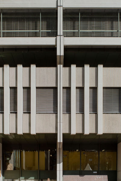 Photograph of a section of the façade of the criminal justice centre on Nymphenburger Strasse.