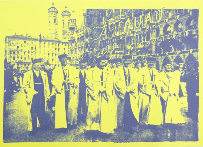 Lithographie auf Basis eines Fotos von 1958: Bei der 800-Jahr-Feier der Stadt München schreiten die Professoren der Akademie der Bildenden Künste über den Marienplatz. Hinter ihnen sind die Türme der Frauenkirche und das Neue Rathaus zu sehen. Der Projekttitel Au au au Hi hi hi ist in die Rathausfassade und die weißen Talare der Professoren integriert.