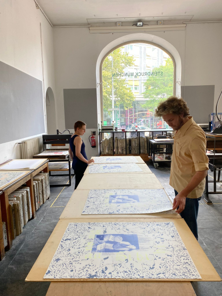 Samuel Fischer-Glaser und Angela Stiegler in der Steindruckwerkstatt im Künstlerhaus. Die Lithographieedition wurde mit Unterstützung der Werkstattleiterin Raquel Ro umgesetzt.