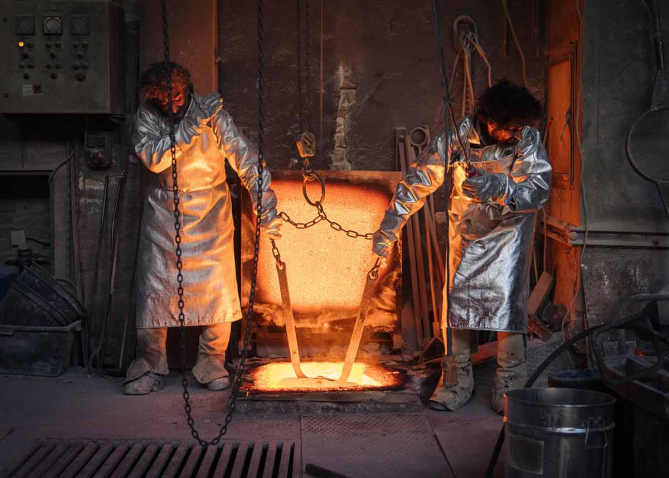 Hasan Göktepe und Aslan Göktepe in Schutzkleidung beim Bronzeguss in der Kunstgießerei München